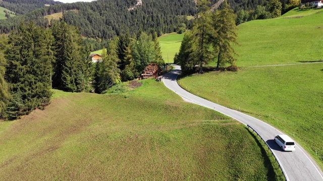 圣玛达莱娜(Magdalena)村庄，背景是雄伟的Gruppo delle Odle山脉，Val di Funes山谷，特伦蒂诺上阿迪杰地区，意大利，欧洲。意大利白云石的日落。视频素材