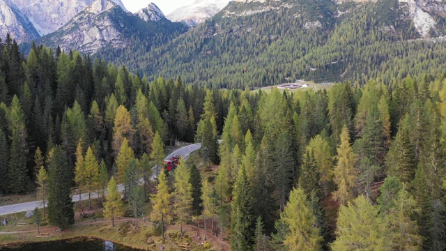 拉瓦雷多城市国家公园的安托诺湖。Auronzo, Misurina, Dolomiti阿尔卑斯山，南蒂洛尔，意大利，欧洲。安托诺湖和著名的拉瓦雷多峰白云石。白云石山脉视频素材