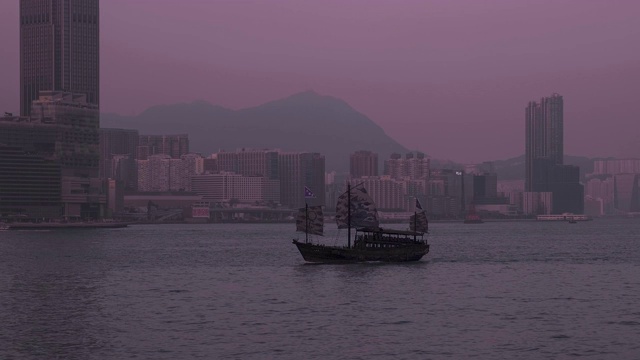 香港水月船在晚上经过九龙天际线视频素材