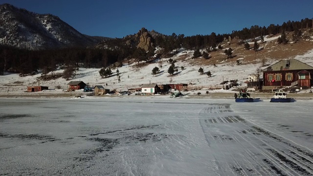 俄罗斯贝加尔湖的山脉在冬天被雪覆盖着。以及高角度冰原视频素材