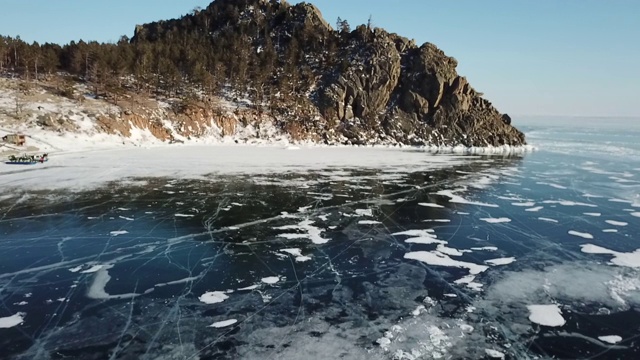 俄罗斯贝加尔湖的山脉在冬天被雪覆盖着。以及高角度冰原视频素材