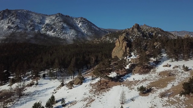 俄罗斯贝加尔湖的山脉在冬天被雪覆盖着。以及高角度冰原视频素材