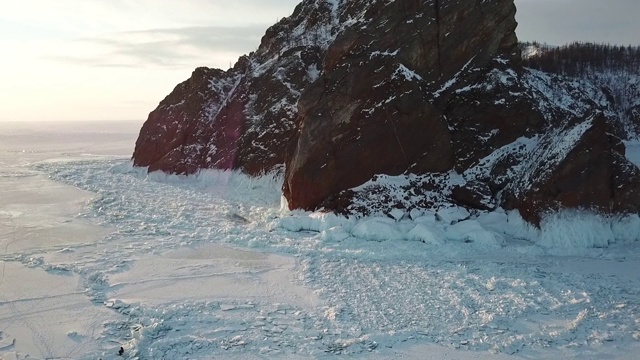 俄罗斯贝加尔湖的山脉在冬天被雪覆盖着。以及高角度冰原视频素材