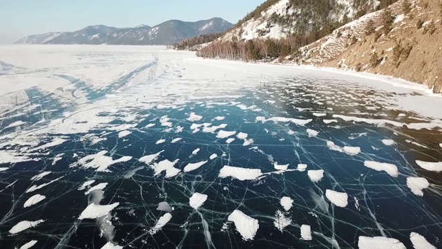 俄罗斯贝加尔湖的山脉在冬天被雪覆盖着。以及高角度冰原视频素材