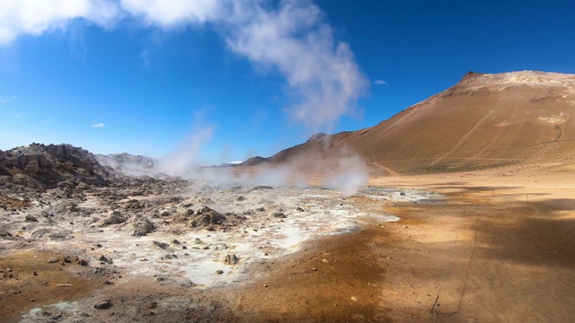 冰岛Hverir Myvatn地热区，有间歇泉、泥浆池和蒸汽喷气孔视频素材