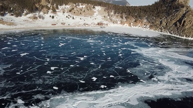 俄罗斯贝加尔湖的山脉在冬天被雪覆盖着。以及高角度冰原视频素材