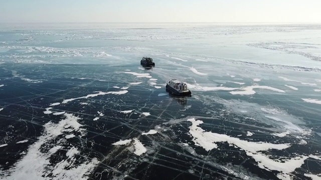 俄罗斯贝加尔湖的山脉在冬天被雪覆盖着。以及高角度冰原视频素材