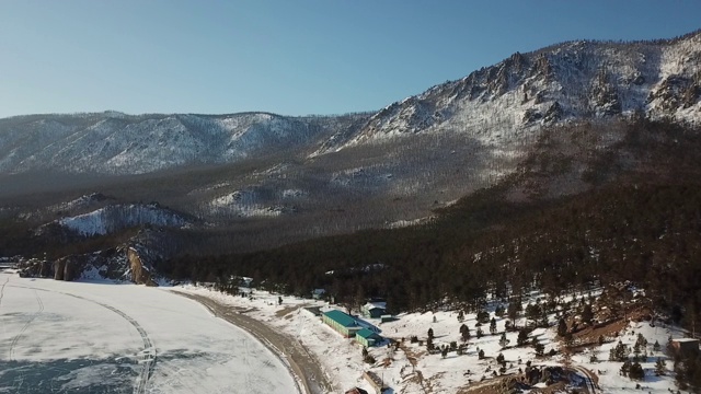 俄罗斯贝加尔湖的山脉在冬天被雪覆盖着。以及高角度冰原视频素材