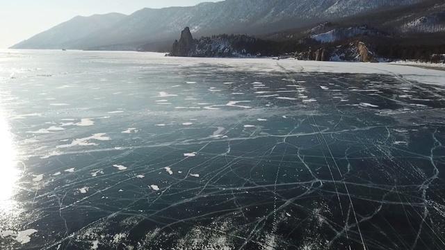 俄罗斯贝加尔湖的山脉在冬天被雪覆盖着。以及高角度冰原视频素材