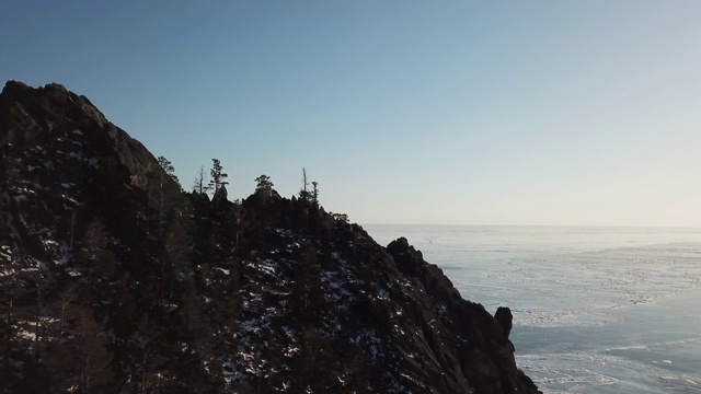 俄罗斯贝加尔湖的山脉在冬天被雪覆盖着。以及高角度冰原视频素材