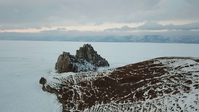 俄罗斯贝加尔湖的山脉在冬天被雪覆盖着。以及高角度冰原视频素材