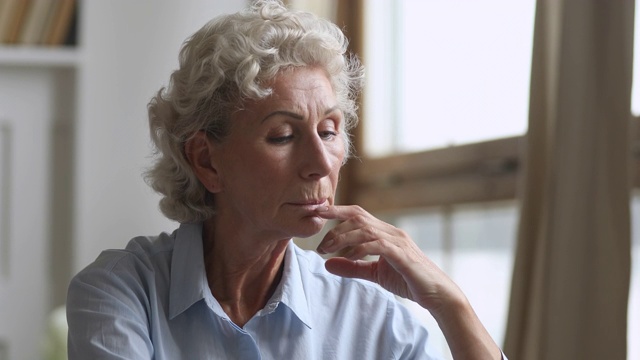 体贴的中年老妇人在家里感到孤独。视频素材