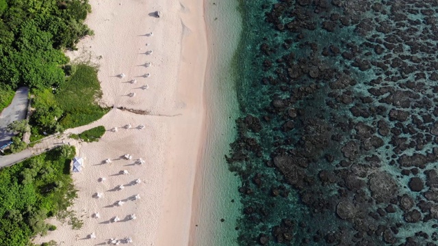 吉野海滩是受欢迎的海滩，在那里可以浮潜在宫古岛，冲绳，日本。这是一个500米长的海滩，珊瑚接近海岸线。视频素材