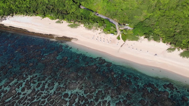 吉野海滩是受欢迎的海滩，在那里可以浮潜在宫古岛，冲绳，日本。这是一个500米长的海滩，珊瑚接近海岸线。视频素材