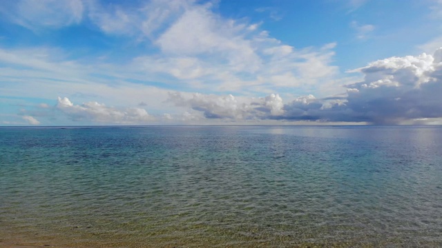 吉野海滩是受欢迎的海滩，在那里可以浮潜在宫古岛，冲绳，日本。这是一个500米长的海滩，珊瑚接近海岸线。视频素材