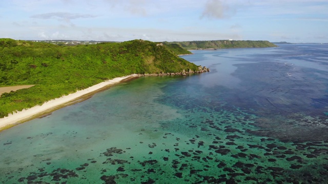 荒宿海滩是日本冲绳宫古岛的一个受欢迎的海滩。以一个宽阔的浅白色沙滩为特色，它是一个受欢迎的海滩享受活动，如在美丽的大海浮潜。视频素材