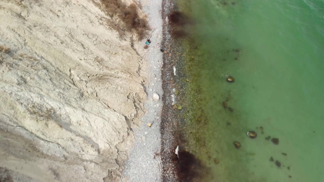 从空中俯瞰悬崖和海岸视频素材