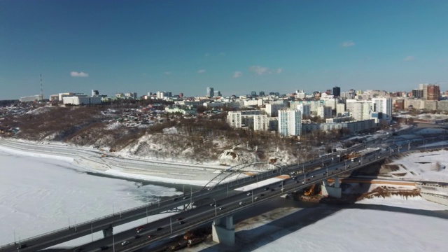 从空中俯瞰交通繁忙的公路桥，在晴朗的冬天。视频素材