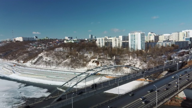 从空中俯瞰交通繁忙的公路桥，在晴朗的冬天。视频素材