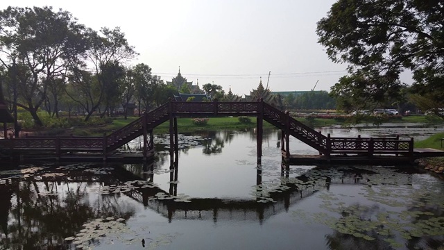 空中美丽的湖寺曼谷，船在泰国古城泰国的奇迹视频素材