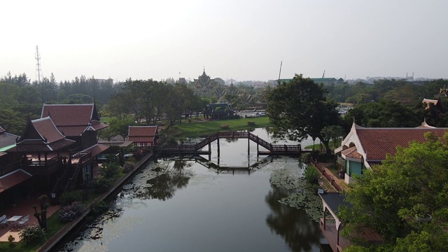 空中美丽的湖寺曼谷，船在泰国古城泰国的奇迹视频素材