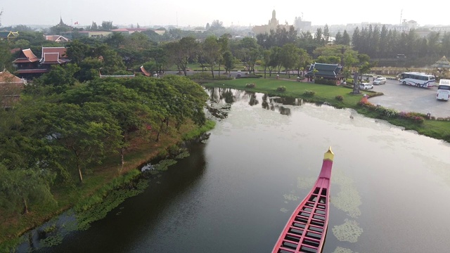 空中美丽的湖寺曼谷，船在泰国古城泰国的奇迹视频素材