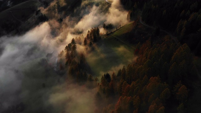 空中摄影显示低空云层在秋天的乡村场景，意大利视频素材