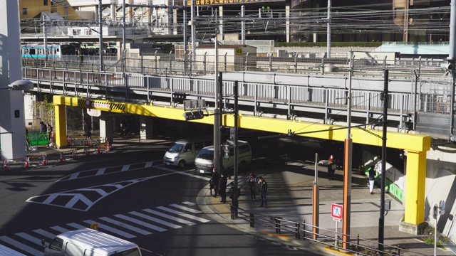 2018年1月25日，日本东京港区滨松町站附近，JR(日本铁路)新干线、山手线在高架铁路上运行。视频素材