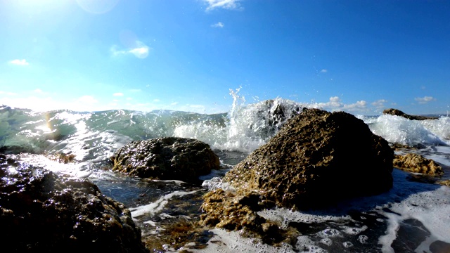 海浪冲击着布满岩石的海滩视频素材