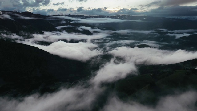 空中摄影显示低云在一个戏剧性的，多山的风景，意大利视频素材