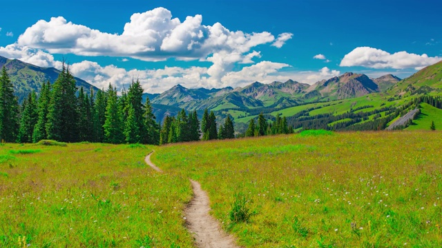 完美的徒步旅行，背包，自行车小径在绿色的草地科罗拉多山脉时间间隔4K视频素材