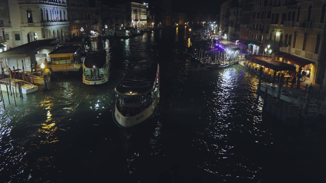 意大利威尼斯大运河的夜景。船在威尼斯的大运河上航行，视频素材