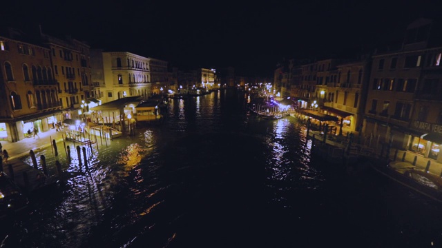 威尼斯之夜，美丽的威尼斯夜景，威尼斯之夜的运河。这艘船正沿着威尼斯的大运河航行视频素材