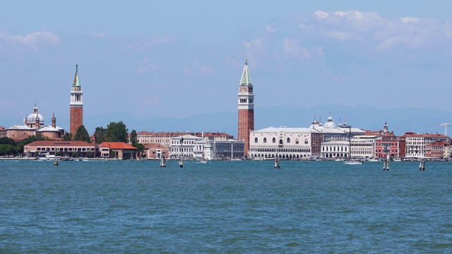 从Faro San Giorgio Maggiore岛到Marco的Campanile和Palazzo Ducale。威尼斯的水上交通。视频素材