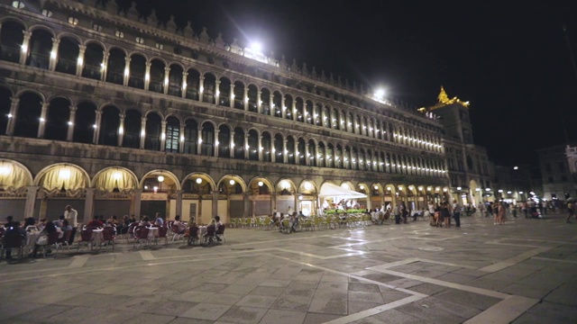 意大利威尼斯圣马可广场的夜景。圣马可广场全景图。游客们晚上在圣马可周围散步视频素材