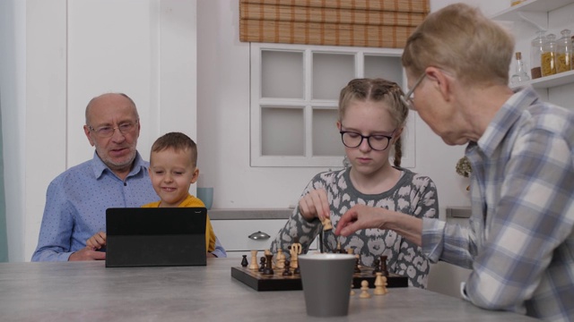 奶奶在家里和孙女下棋视频素材