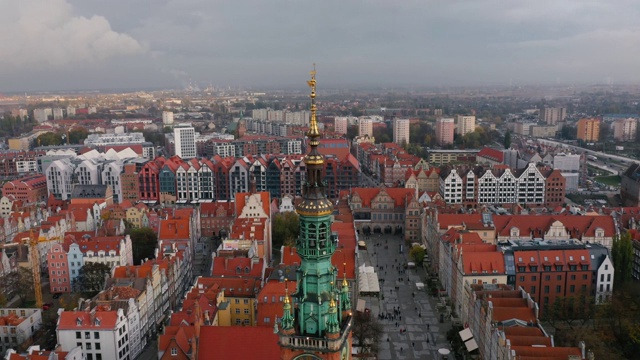 欧洲Polandd格但斯克。无人驾驶飞机。飞越莫特拉瓦古城。视频素材