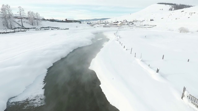 美丽的飞行在西伯利亚的山区河流。飞过村庄视频素材