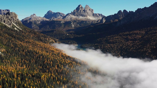 航拍飞向山谷与低空云层在秋天，Dolomites，意大利视频素材