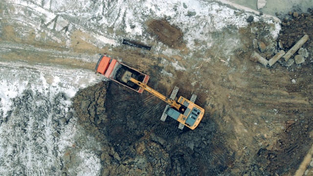 在建筑工地工作的工业机械。许多拖拉机在工作中搬运沙子和泥土。视频素材