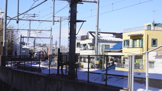 西武池袋线于1月1日26日在日本东京丰岛区池袋住宅区之间运行。视频素材