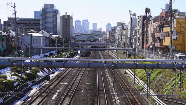 1月1日26日，日本东京丰岛区池袋区，JR(日本铁路)山手线从人行天桥下穿过铁路轨道，穿过居民区。视频素材