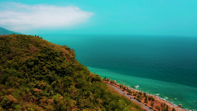 鸟瞰图景观和海岸线与公路海景视频素材