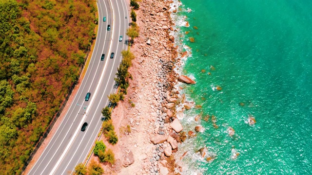 鸟瞰图景观和海岸线与公路海景视频素材