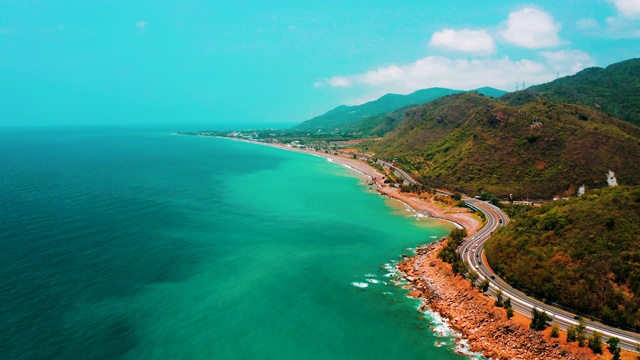 鸟瞰图景观和海岸线与公路海景视频素材