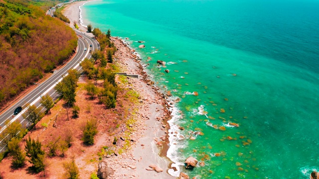 鸟瞰图景观和海岸线与公路海景视频素材