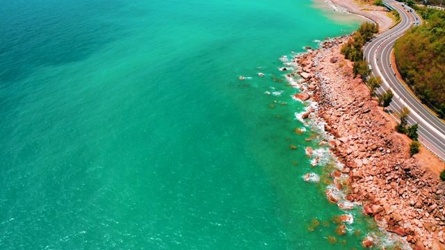 鸟瞰图景观和海岸线与公路海景视频素材