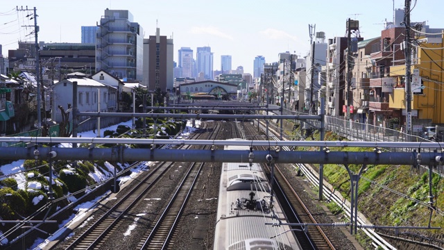 1月1日26日，日本东京丰岛区池袋区，JR(日本铁路)山手线从人行天桥下穿过铁路轨道，穿过居民区。视频素材