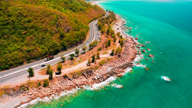 鸟瞰图景观和海岸线与公路海景视频素材