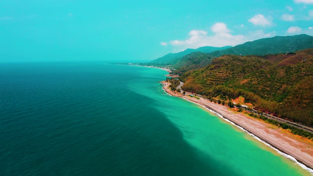 鸟瞰图景观和海岸线与公路海景视频素材